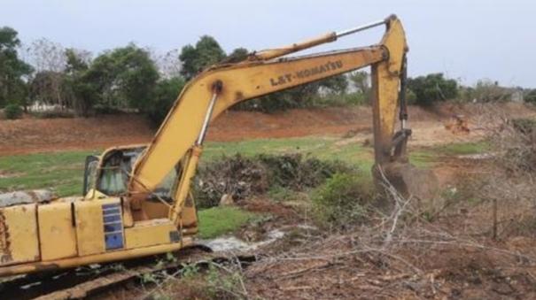 farmers-digging-drains-at-their-own-expense