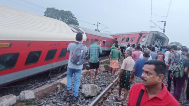 howrah-mumbai-express-derails-in-jharkhand-two-people-died