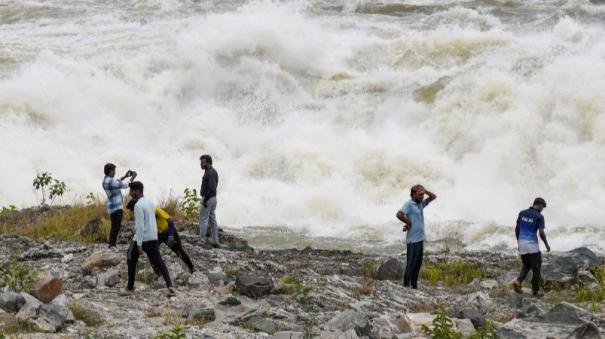 young-people-take-selfies-by-going-down-to-the-cauvery-without-realizing-the-danger