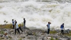 ஆபத்தை உணராமல் காவிரியில் இறங்கி செல்ஃபி எடுக்கும் இளைஞர்கள்!