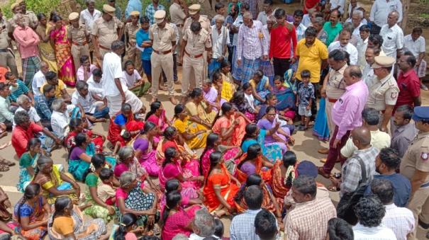 people-block-the-road-in-a-mountain-village-demanding-removal-of-tasmac-shops-in-dharmapuri