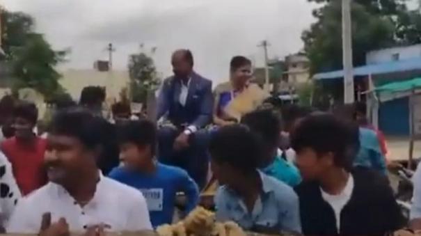 farewell-by-students-to-retired-teacher-in-telangana-goes-viral