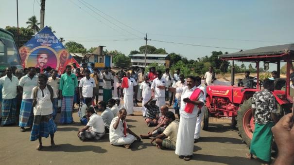 farmers-block-road-for-non-opening-of-water-in-kallanai