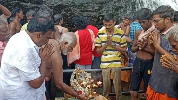 aadi-perukku-at-kuttralam-people-bathed-in-the-falls