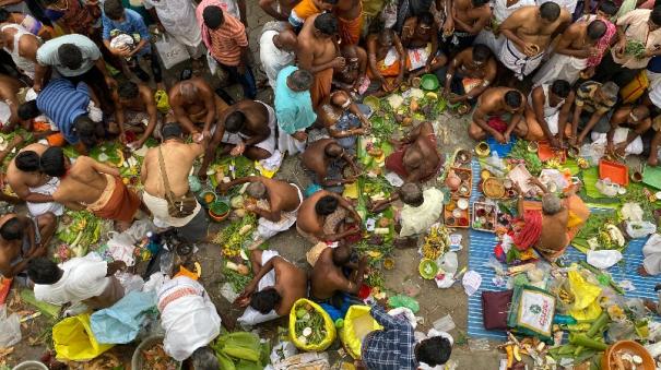 adi-amavasai-thousands-devotees-take-holy-bath-in-cauvery-at-thiruvaiyaru