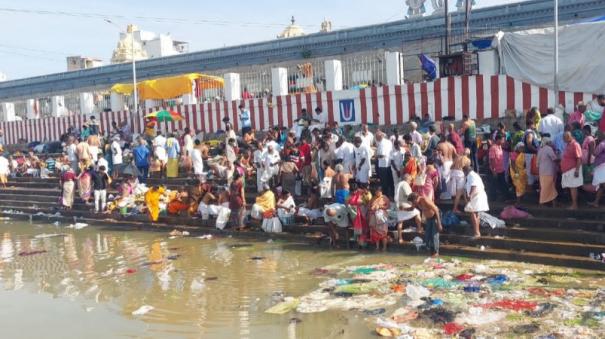 devotees-offer-tarpanam-to-ancestors-at-thiruvallur-veeraraghava-perumal