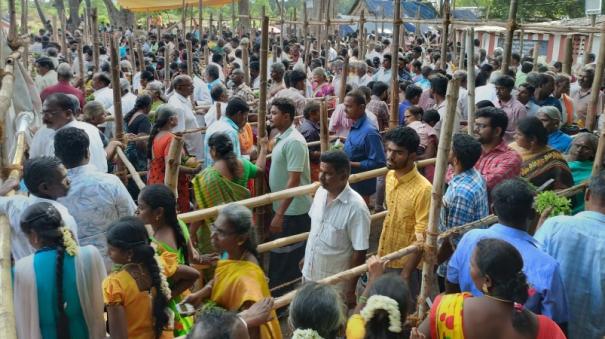 devotees-take-holy-bath-in-vaigai-river-and-worship-at-anaipatti-anjaneyar-temple