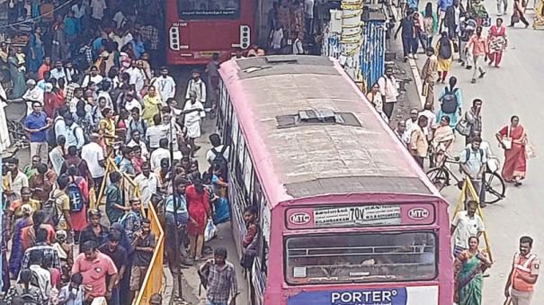 crowds-of-people-at-the-tambaram-bus-stand