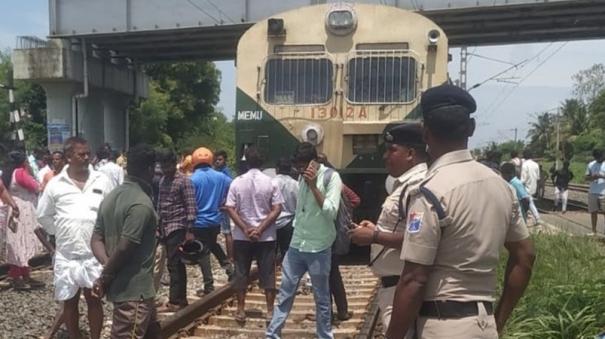 pedestrian-road-closure-at-veppampattu-railway-crossing-area-two-wheeler-riders-rail-strike