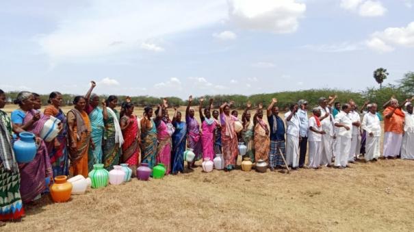 public-protests-due-to-non-availability-of-drinking-water-near-kallanai