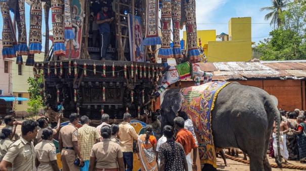 thiruvaiyaru-aiyarappar-temple-aadipurku-chariot-devotees-rejoice-as-elephant-moves-chariot