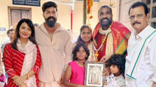 swami-darshan-with-family-actor-yash-enjoyed-eating-temple-alms