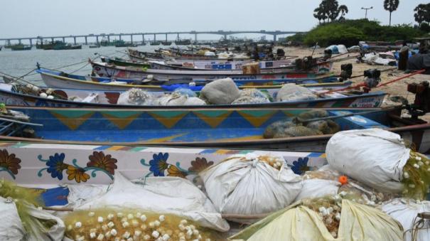 pamban-fishermen-strike-demanding-release-of-35-fishermen