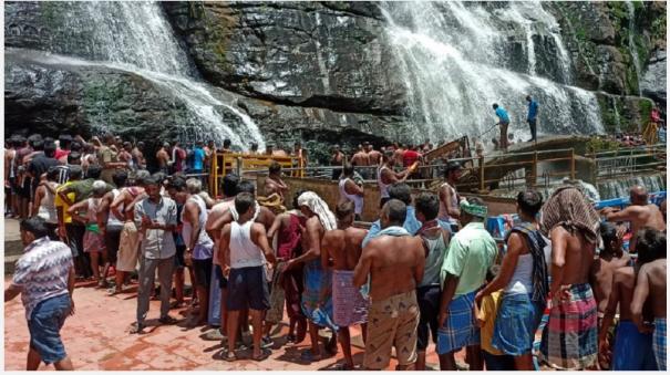 tourists-bathed-at-kutralam