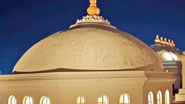 thirumalai-nayakkar-palace-illuminated-at-night-with-traditional-lights