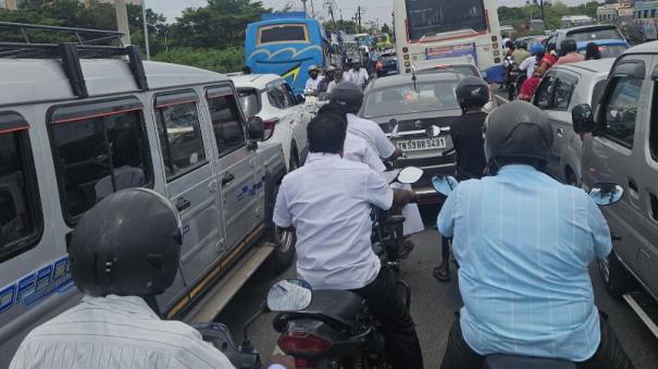 heavy-traffic-near-madurai-pandikovil