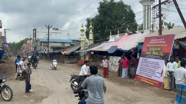 roads-dug-for-underground-sewer-on-tindivanam-shopkeepers-strike