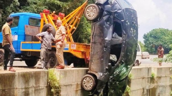 car-overturned-on-a-ditch-due-to-heavy-snowfall-on-coonoor