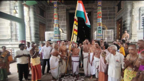 flag-host-in-chidambaram-natarajar-temple