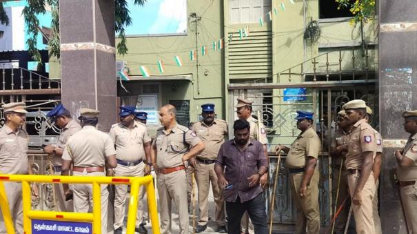 clash-within-ruling-party-kadayanallur-city-council-meeting-held-with-heavy-police-security