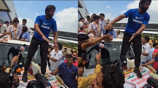 bajrang-punia-spotted-standing-on-tiranga-poster-while-receiving-vinesh-phogat-in-delhi