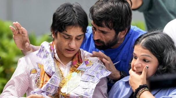 wrestler-vinesh-phogat-received-loud-welcome-at-delhi-airport