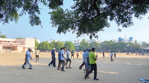 students-suffer-due-to-walkers-in-school-premises-in-tiruppur