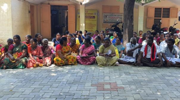 demand-for-construction-of-access-road-people-protest-at-kovilpatti-revenue-divisional-office