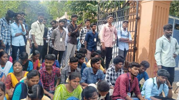 students-for-4th-day-against-tamil-dept-professor-in-kumbakonam-govt-men-s-college