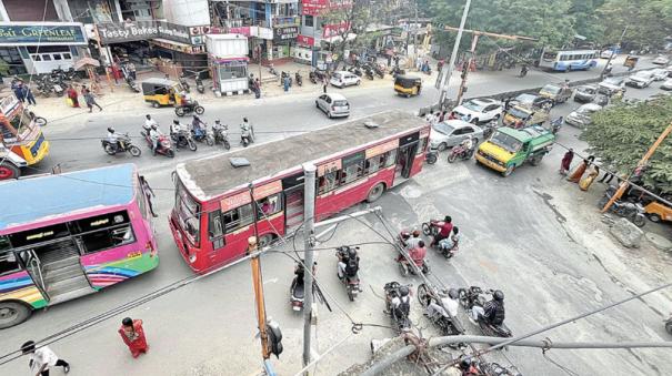 coimbatore-saravanampatti-bus-stops-leading-to-traffic-jams