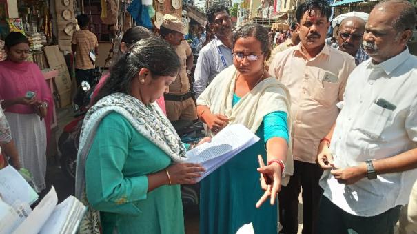 district-collector-examined-the-maps-of-the-kumbakonam-pottamarai-pond-after-the-court-warning