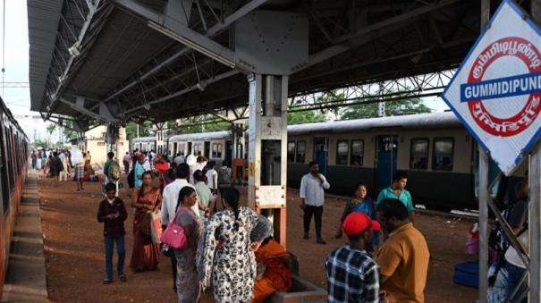 gummidipoondi-2-students-of-pachaiyappa-college-were-arrested-for-travelling-electric-train-with-long-knife