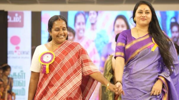 vanathi-srinivasan-namitha-participated-in-the-handloom-dress-parade