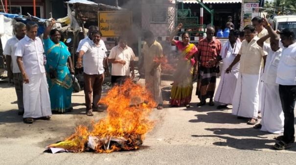 aiadmk-members-burnt-the-effigy-of-annamalai-on-kovilpatti-ottapidaram