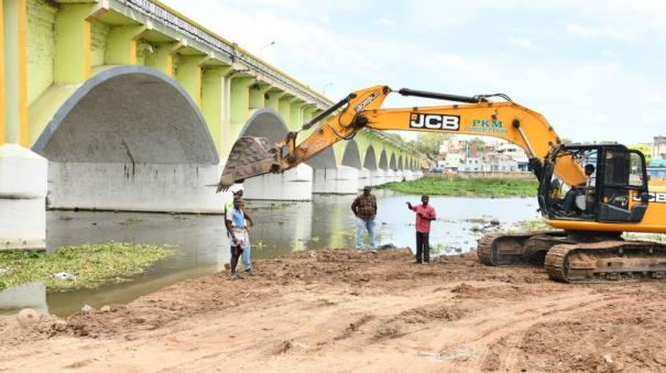 construction-of-a-huge-pillar-on-the-vaigai-river-for-madurai-koripalayam-bridge-has-started