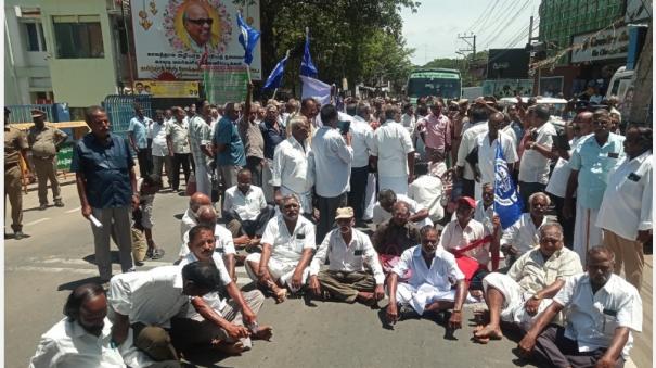 retired-transport-workers-protest-at-kumbakonam