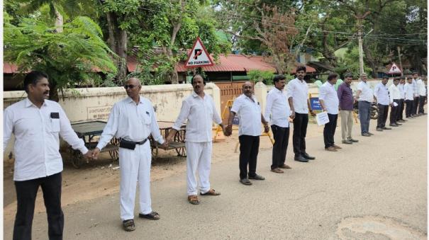 human-chain-protest-by-lawyers-in-ariyalur