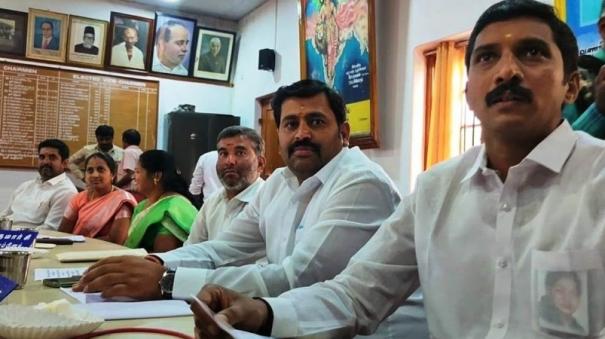 aiadmk-councilors-sit-on-protest-on-coonoor-municipal-council-meeting