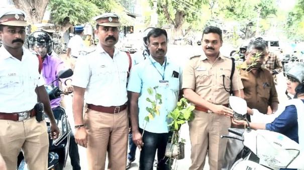 cumbam-police-give-saplings-to-motorists-wearing-helmet