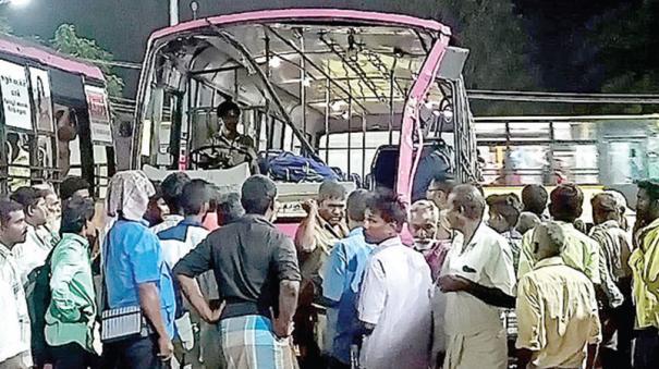 government-bus-hit-a-pillar-without-braking-in-sivagangai-bus-stand