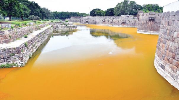 water-colour-changes-during-the-day-in-vellore-fort-moat