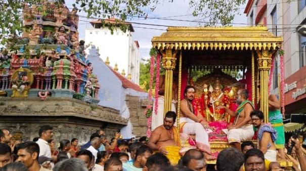 swami-red-sarthi-vithi-ulaa-at-tiruchendur-subramaniaswamy-temple-avani-festival