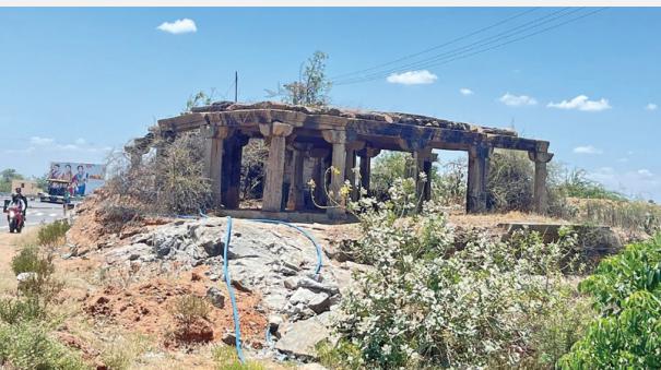 ancient-stone-halls-in-a-pitiful-condition-in-tirunelveli-tiruchendur-and-kanniyakumari-highways