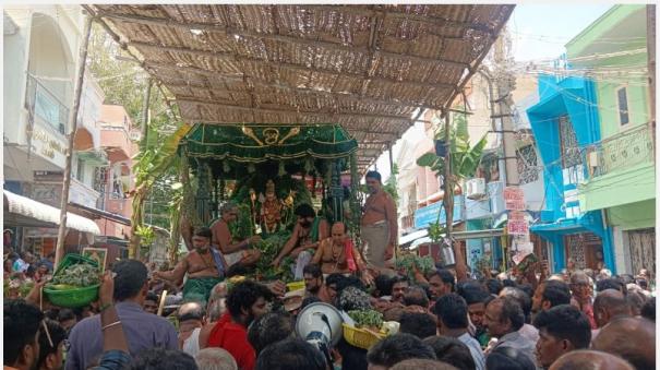 swami-stroll-at-tiruchendur-subramaniaswamy-temple