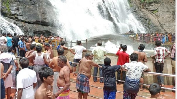 water-splashing-in-courtallam-waterfalls