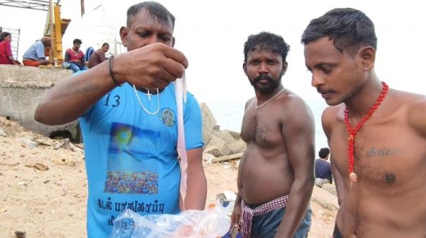 devotees-are-scared-by-the-jelly-fish-washed-ashore-on-the-tiruchendur-temple-beach