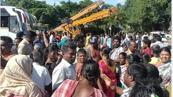 road-blockade-near-madurai-dindigul-vadipatti