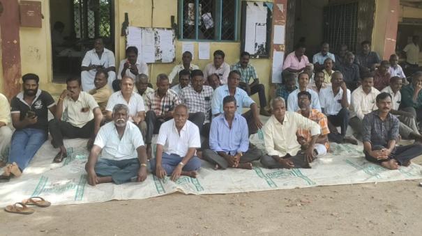 sit-on-strike-by-day-laborers-of-sethiathoppu-co-operative-sugar-factory