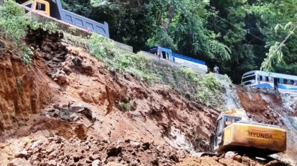 section-of-coonoor-mettupalayam-mountain-road-has-collapsed-and-the-road-is-at-risk-of-being-cut-off