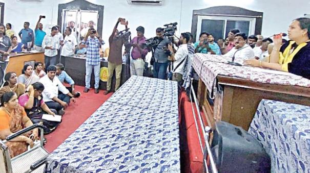 councilors-dharna-by-sitting-on-the-floor-in-kanchipuram